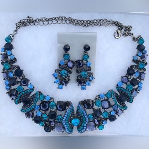 NWOT Beautiful Shades of Blue Necklace and Earring Set